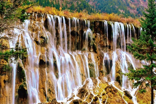 Pearl Shoal Waterfall in autumn